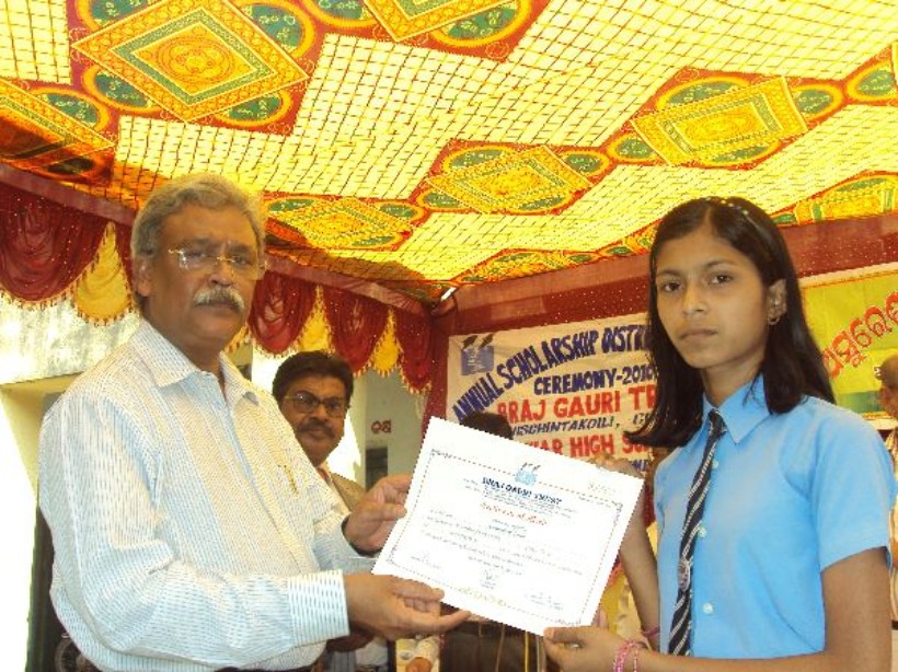 scholarship to students (1)_600x600_100KB.jpg